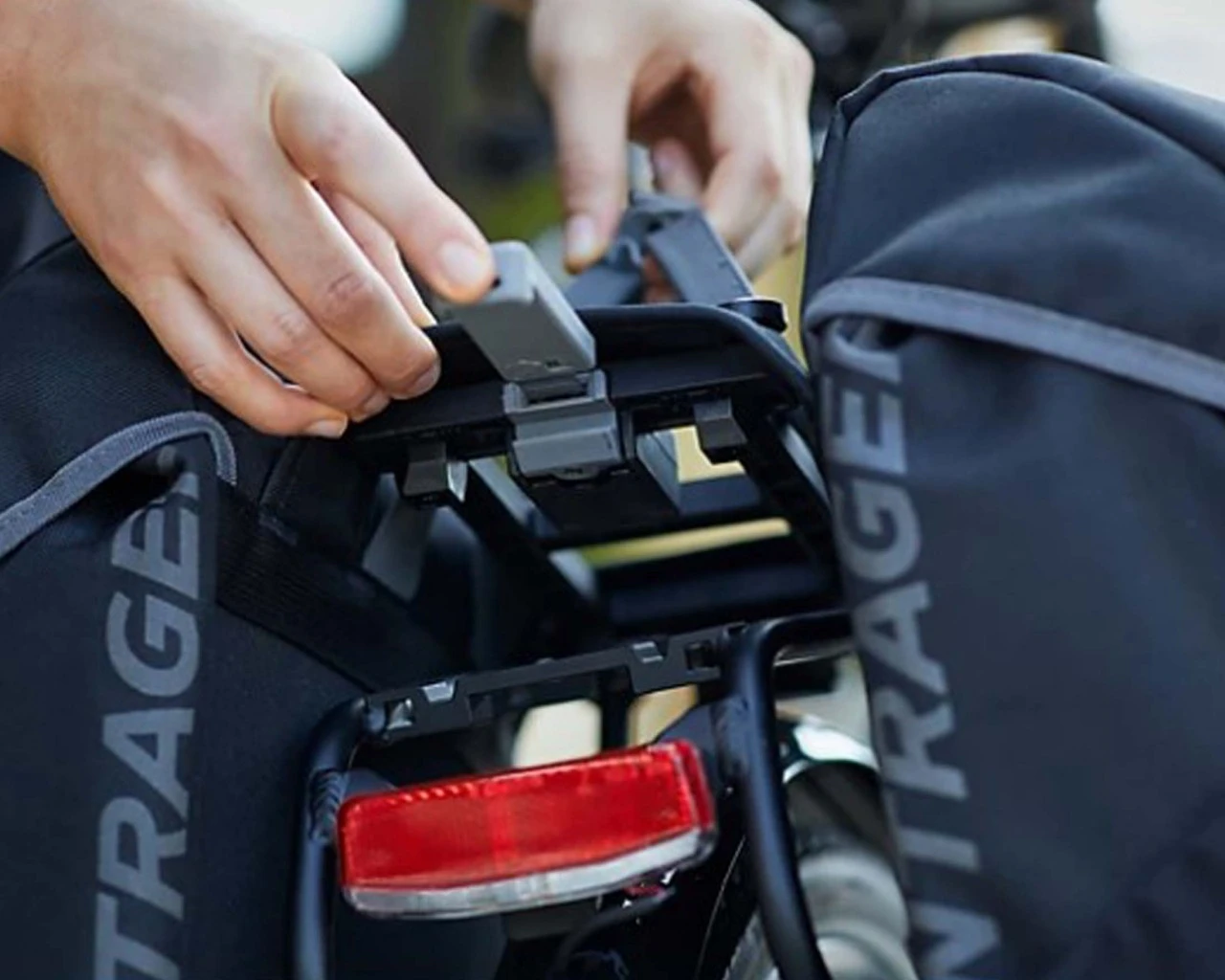 Bontrager MIK Commuter Gepäckträger Doppeltasche | Black 6 Bontrager MIK Commuter Gepäckträger Doppeltasche | Black – Bild 4