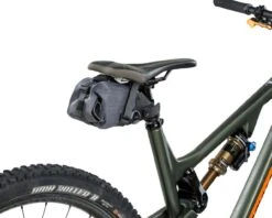 Evoc Seat Pack Boa S 1 Liter Satteltasche | Carbon Grey -Cube Verkaufsgeschäft evoc seat pack boa l 3 liter satteltasche carbon grey 004 67027 2200x1760 1280x1280 2