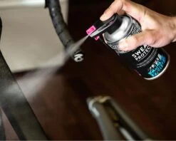 Muc-Off Sweat Protect Korrosionsschutz 300 Ml -Cube Verkaufsgeschäft muc off sweat protect korrosionsschutz 300 ml 004 70231 2200x1760 1280x1280