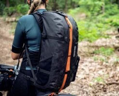 Ortlieb Atrack BP 25 Liter Wasserdichter Rucksack PVC Frei | Black Matt -Cube Verkaufsgeschäft ortlieb atrack bp 25 liter wasserdichter rucksack pvc frei black matt 005 77669 2200x1760 1280x1280