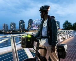 Ortlieb E-Glow 7 Liter Wasserdichte Fahrrad-Lenkertasche Für E-Bikes Ohne Lenkerhalter PVC-frei | Pe -Cube Verkaufsgeschäft ortlieb e glow 7 liter wasserdichte fahrrad lenkertasche fr e bikes ohne lenkerhalter pvc frei petrol 003 67874 1250x1000 1280x1280