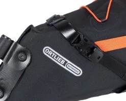 Ortlieb Seat-Pack - 16.5 Liter Wasserdichte Sattelstasche PVC-frei | Black Matt -Cube Verkaufsgeschäft ortlieb seat pack 165 liter wasserdichte sattelstasche pvc frei black matt 004 77504 2200x1760 1280x1280