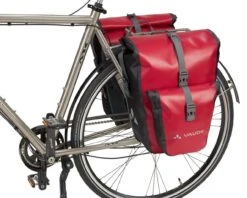 Vaude Aqua Back Plus Single - 25.5 Liter Wasserdichte Gepäckträgertasche PVC-frei (Einzeltasche) | R -Cube Verkaufsgeschäft vaude aqua back plus single 255 liter wasserdichte gepcktrgertasche pvc frei einzeltasche red 003 87966 2200x1760 1280x1280